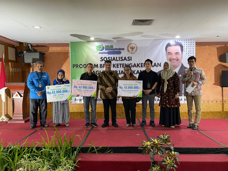 Anggota DPR RI Dr. Ir. H. A.R. Sutan Adil Hendra, MM menyerahkan santunan Jaminan Kematian (JKM) usai menggelar sosialisasi program BPJS Ketenagakerjaan.