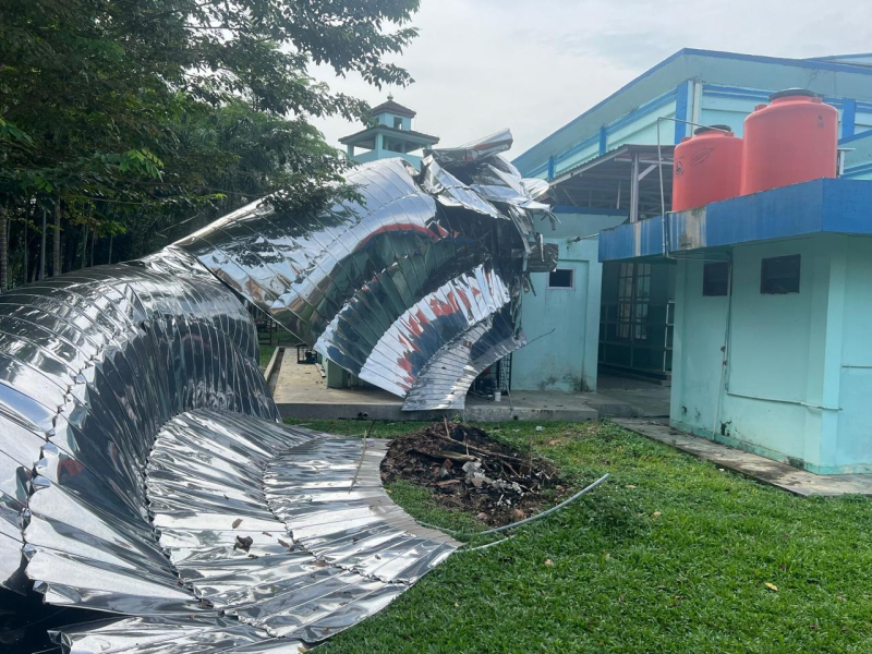 Atap kubah masjid SMA Titian Teras (TT) H. Abdoerrahman Sayoeti Pijoan lepas akibat hujan deras dan angin kencang pada Senin (23/9) sore. 