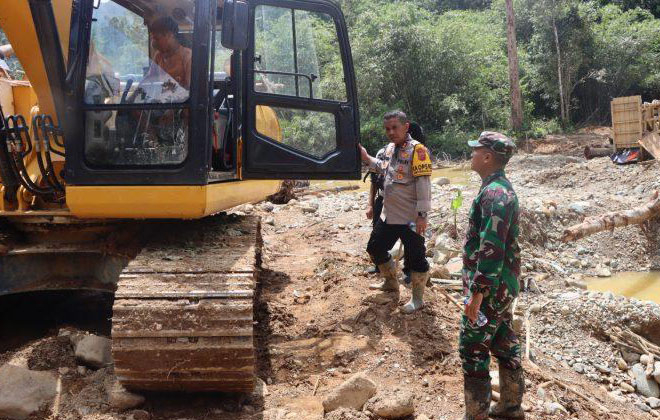 Kapolres Bungo dan Dandim 0416/Bute memimpin langsung razia PETI menggunakan alat berat di Kecamatan Bathin III Ulu.