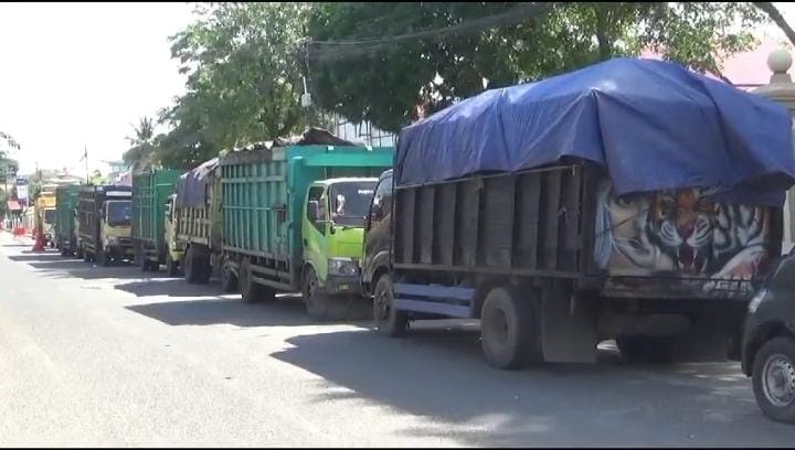 Truk angkut batu bara yang diamankan Ditlantas karena melanggar aturan lalu lintas. 