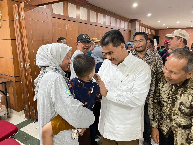 Anggota Fraksi Partai Gerindra DPR RI Dr. Ir. H.A.R. Sutan Adil Hendra, MM menyapa masyarakat dalam sebuah kegiatan kunjungan daerah pemilihan (Kundapil).