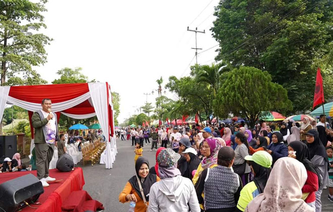 Bupati Bungo bersama masyatakat menggelar olahraga bersama  di lokasi Car Free Day.