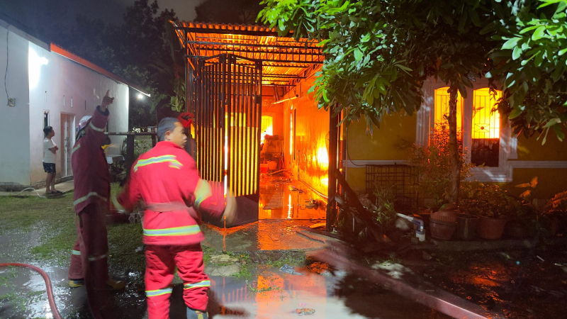 Satu Unit Rumah yang Dihuni 9 Orang di Pasir Putih Terbakar