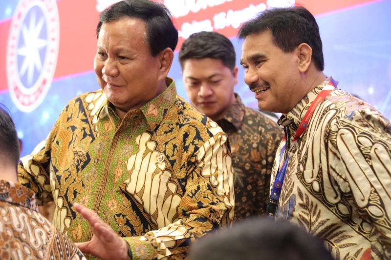 Ketua DPD Partai Gerindra Provinsi Jambi Dr. Ir. H. A.R. Sutan Adil Hendra, MM mendampingi Ketua Umum Prabowo Subianto dalam sebuah kegiatan belum lama ini.