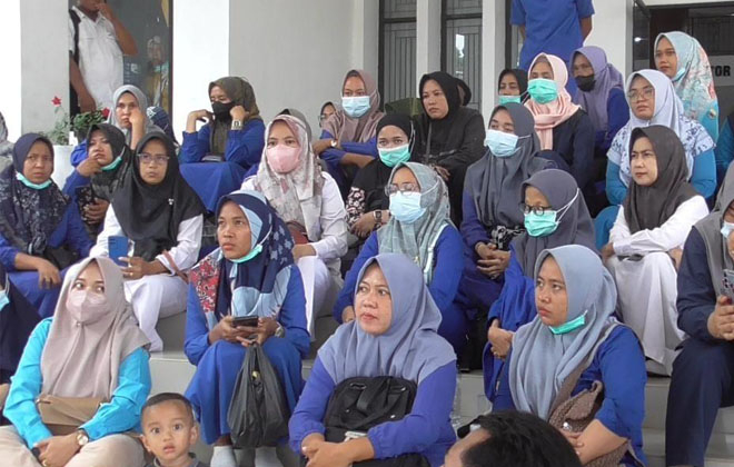 Puluhan Nakes yang bekerja di RSUD Ahmad Ripin Sengeti saat melakukan aksi unjuk rasa di Kantor Bupati Muaro Jambi.