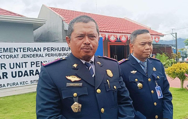 Kadishub Kerinci Heri bersama kepala Bandara Depati Parbo saat memberikan keterangan kepada media.