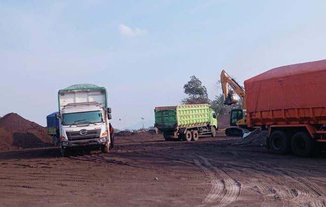 Stockpile batubara milik PT SKE dan PT SGM diduga tidak mengantongi izin.