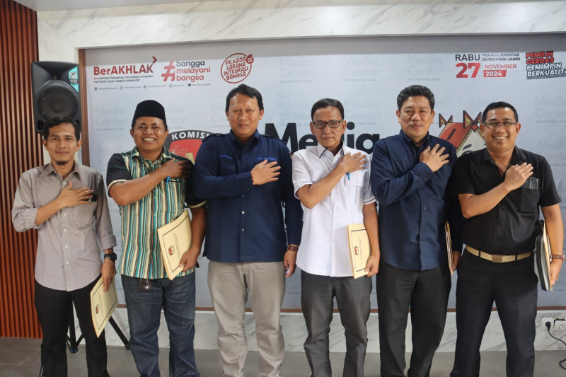 Komisioner KPU Provinsi Jambi bersama tim perumus tema dan subtema debat publik calon gubernur dan wakil gubernur Jambi.  