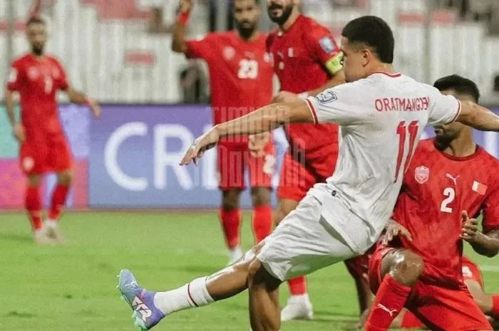 Pemain Timnas Indonesia Ragnar Oratmangoen saat mencetak gol ke gawang Bahrain.