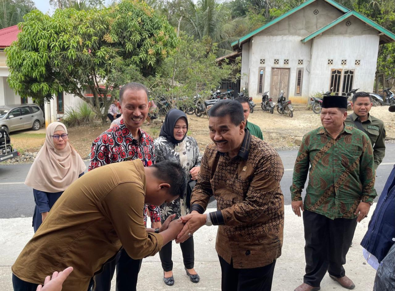 Ketua DPD HKTI Provinsi Jambi Dr. Ir. H. A.R. Sutan Adil Hendra, MM disambut masyarakat dalam sebuah kunjungannya. 