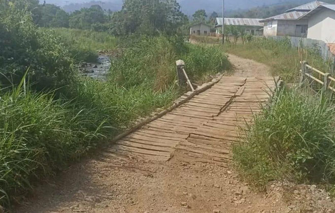 Jalan kabupaten di Dusun Sako, Desa Tamiai, Kecamatan Batang Merangin, Kabupaten Kerinci yang mengalami kerusakan parah.