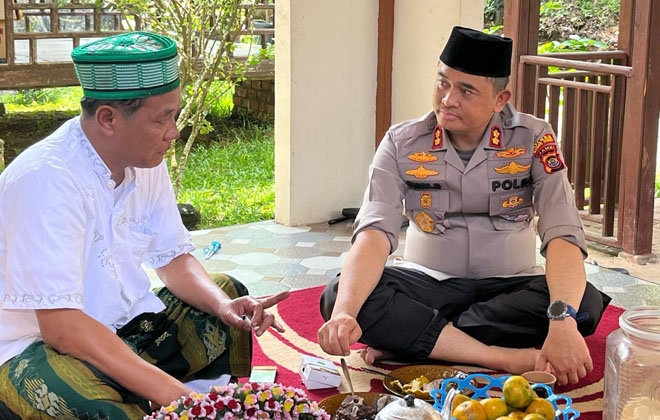 Kapolres Muaro Jambi, AKBP Heri Supriawan, saat berdilog dengan PC Nahdlatul Ulama Muaro Jambi, Gus Syarif, di Pondok Pesantren Nurul Iman di Pal 18 Desa Muaro Sebapo Kecamatan Mestong.