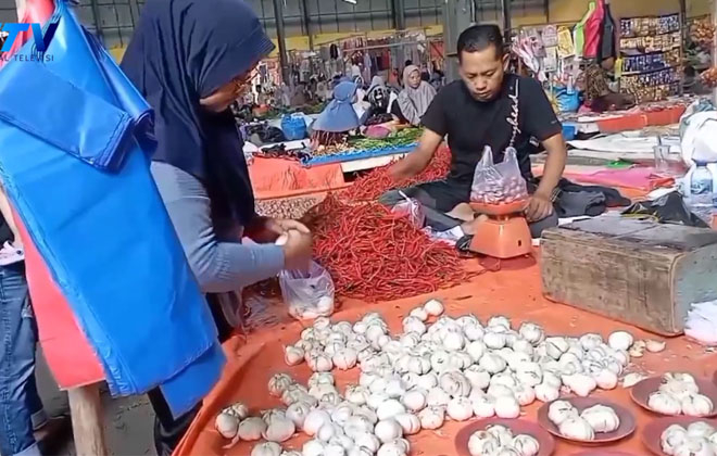 Di Pasar Siulak, Kabupaten Kerinci, harga cabai pun anjlok.