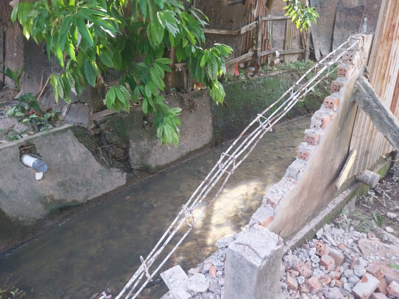 Pagar pembatas drainase di belakang JBC roboh akibat banjir. (inzet) Waka Terpilih DPRD Provinsi Jambi bersama Kadis PUPR Kota Jambi saat meninjau kondisi lapangan.

