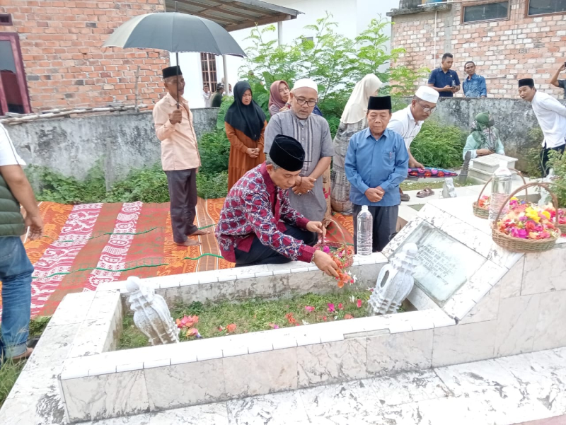 Jun Mahir Ziarah ke Makam Mantan Bupati Muaro Jambi Ahmad Ripin

