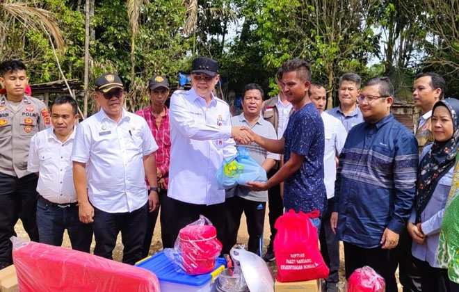 Pj Bupati Tebo, H. Varial Adhi Putra, memberikan santunan kepada warga yang terkena musibah kebakaran di Dusun Kelumpang jaya, Desa Balai Rajo, Kecamatan VII Koto Ilir.