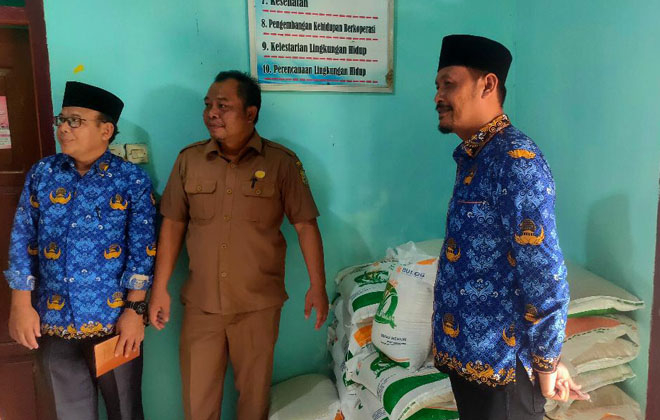 Kadis Ketahanan Pangan Tanjabtim, saat meninjau bantuan beras.