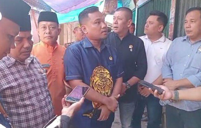 Pimpinan dan anggota DPRD Kabupaten Bungo meninjau lokasi kebakaran 12 kios Pasar Atas Bungo.