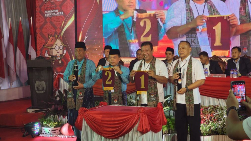 Calon gubernur dan wakil gubernur Jambi pasangan Romi Hariyanto-Sudirman dan Al Haris-Abdullah Sani ketika mengikuti rapat pleno terbuka pengundian nomor urut bersama Komisi Pemilihan Umum (KPU) Provinsi Jambi. 