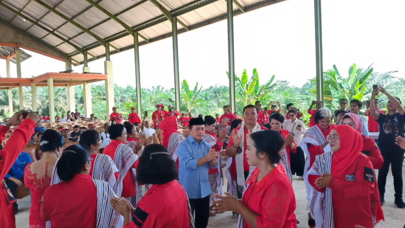 Hadiri HUT PBB Sarolangun, Al Haris Dihadiahi Ulos sebagai Bagian dari Keluarga PBB