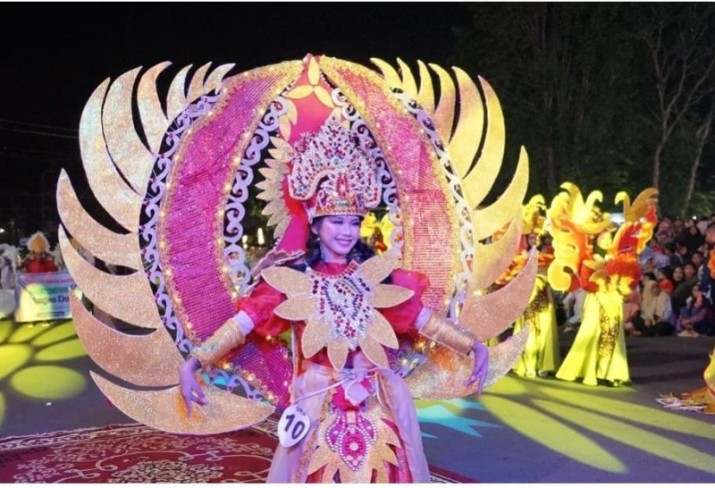 Carnaval Angso Dio di kawasan wisata Tugu Keris Siginjai, Kota Baru Kota Jambi, Sabtu malam (19/20/2024).