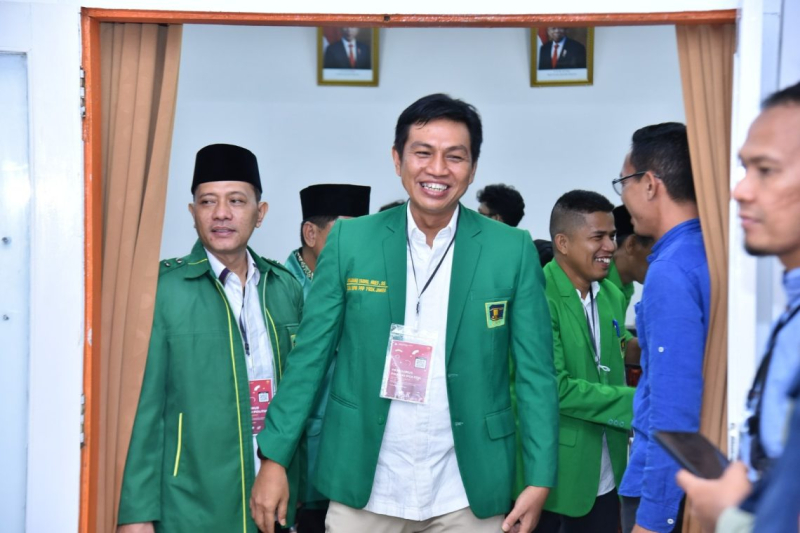 Ketua DPW PPP Provinsi Jambi, Muhammad Fadhil Arief ketika mendaftarkan calon anggota legislatif di Komisi Pemilihan Umum (KPU) Provinsi Jambi pada Pemilu 2024. 

