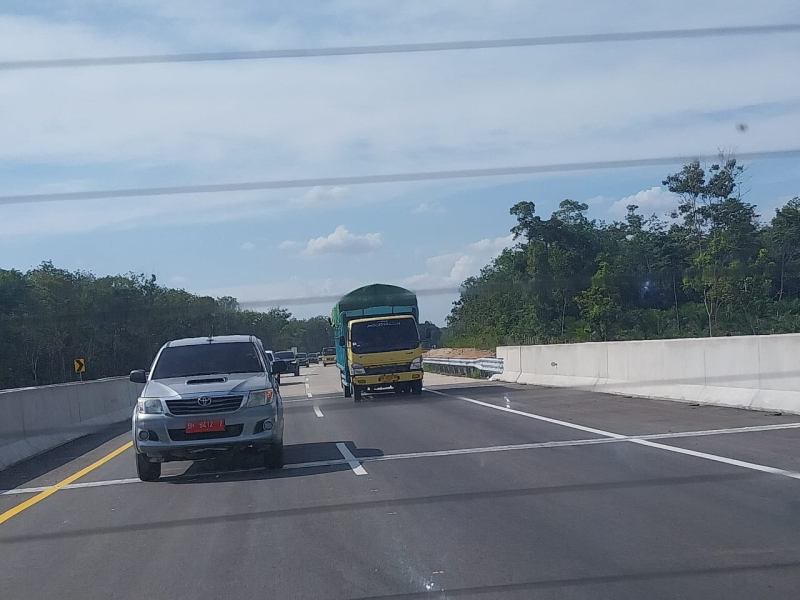 Kendaraan tengah melintas di tol Baleno 3. Selama lima hari dibuka, sebanyak 22 ribu kendaraan yang melintas. 