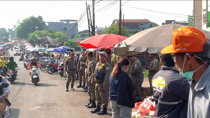 Terlihat kondisi kemacetan di kawasan Pasar Talang Banjar akibat maraknya PKL liar yang berjualan di tepi jalan.