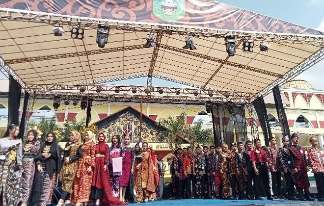 Para peserta lomba fashion show batik khas daerah.