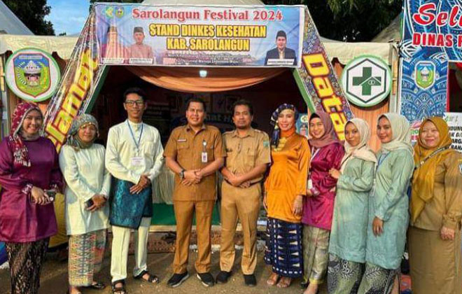 Kadis Kesehatan Kabupaten Sarolangun Bambang Hermanto beserta jajaran dan tenaga kesehatan foto bersama di stand Sarolangun Festival 2024 di Glora Sport Center Sarolangun.