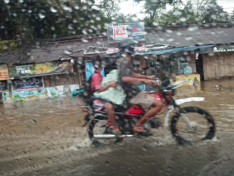 Saat hujan deras turun, Jalan Pattimura di Kota Jambi tergenang