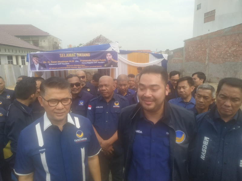 Ketua DPW NasDem Provinsi Jambi Sy Fasha mendampingi Ketua Bappilu DPP NasDem Prananda Surya Paloh dalam peletakan batu pertama pembangunan sekretariat. 