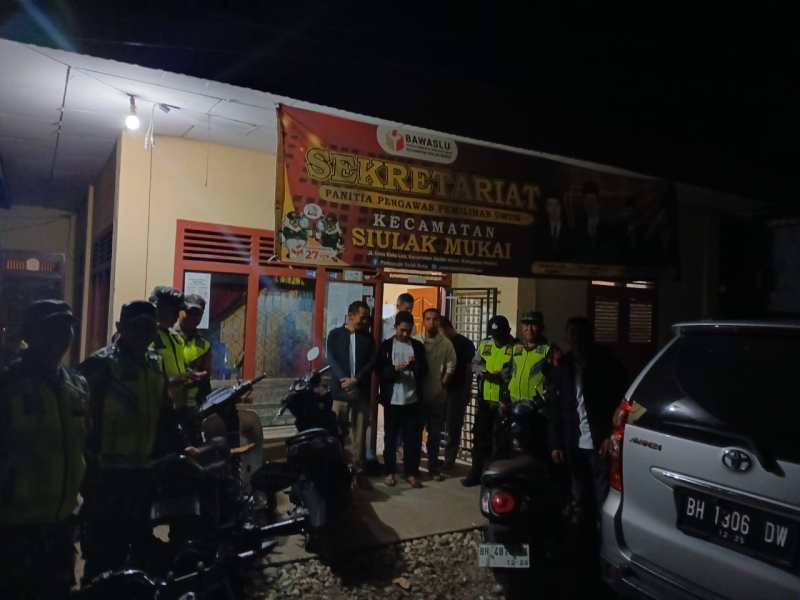 Pastikan Situasi Kondusif Jelang Pilkada Serentak, Babinsa Koramil 417-01/GK melaksanakan Patroli