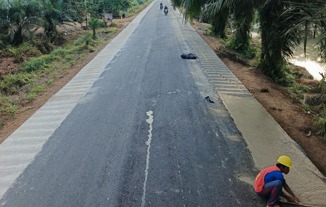 Salah satu pembangunan jalan yang berada di jalan lintas Kecamatan Nipah Panjang-Rantau Rasau sepanjang 1,3 Km.