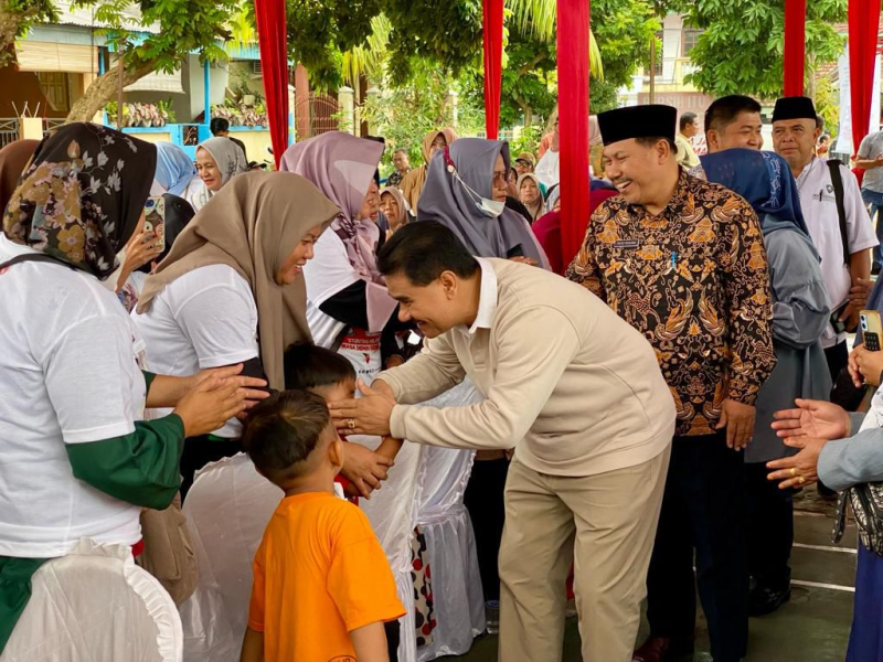 Ketua DPD HKTI Provinsi Jambi RI Dr. Ir. H. A.R. Sutan Adil Hendra, MM tampak akrab dengan masyarakat dalam sebuah kunjungannya beberapa waktu lalu.