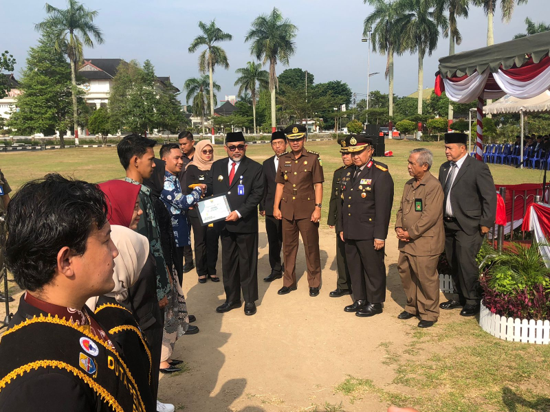 Pjs Gubernur Jambi didamping Forkompimda dan Kadispora saat menyerahkan sertifikat penghargaan kepada pemuda berprestasi