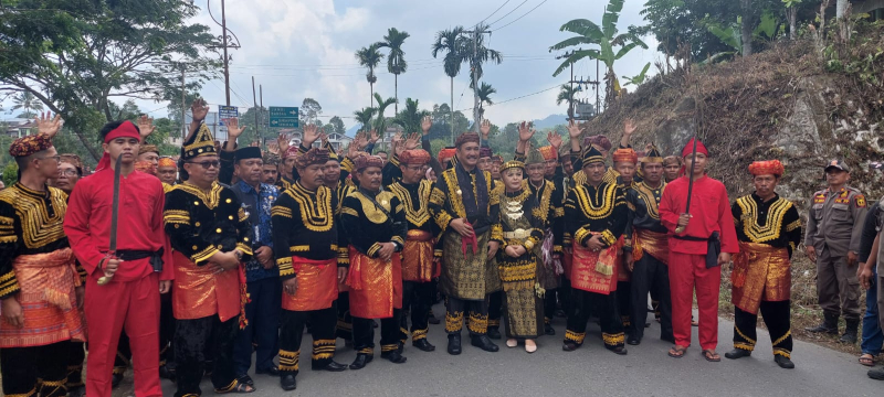 Penjabat Bupati Kerinci Asraf bersama sejumlah pengurus Lembaga Adat Melayu Sakti Alam Kerinci (LAM-SAK) dalam sebuah acara. 