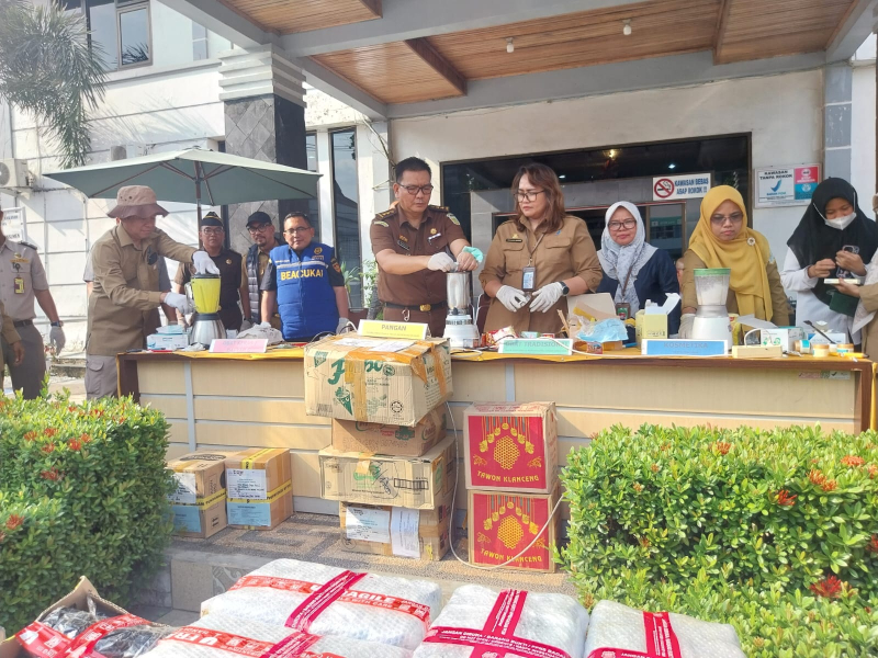 BPOM Jambi melakukan pemusnahan obat dan makanan ilegal tahun 2023 sampai Oktober 2024 di BPOM Jambi.