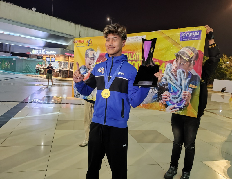 Rider Yamaha Sang Juara Dunia Aldi Satya Mahendra Kembali ke Indonesia Bawa Pulang Trofi !