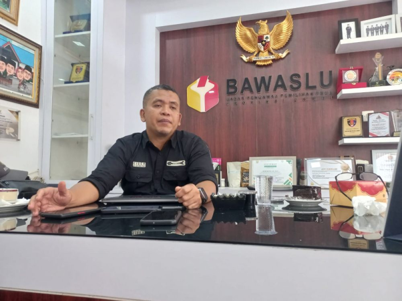 Ketua Bawaslu Provinsi Jambi, Wein Arifin menyampaikan hasil pengawasan saat ditemui awak media di ruangan kerja beberap waktu lalu.