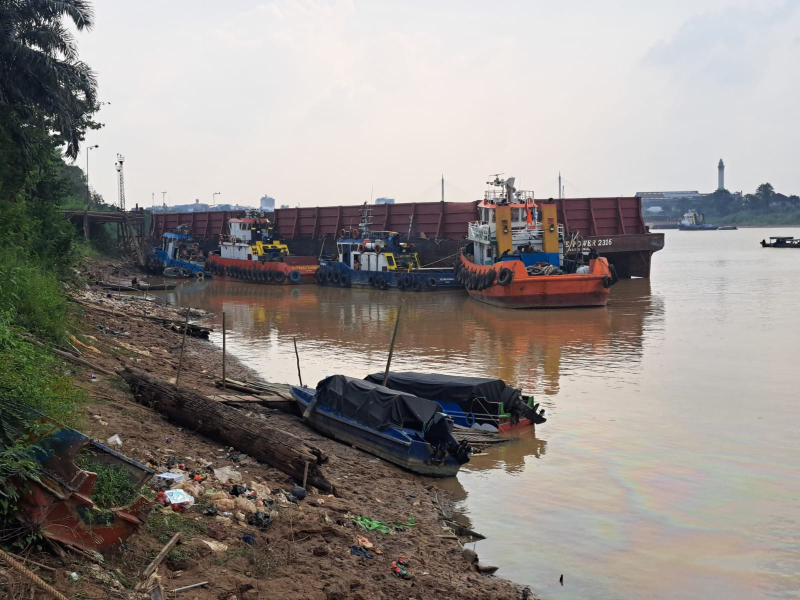 Tumpahan Minyak Dari Tongkang Batu Bara, Intake PDAM Terpaksa Stop Operasi