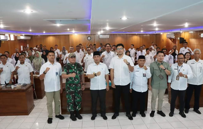 Usai membuka High-Level Meeting (HLM) Tim Pengendali Inflasi Daerah (TPID) Kabupaten Tanjung Jabung Barat Tahun 2024, Pjs. Bupati Tanjabbar foto bersama.