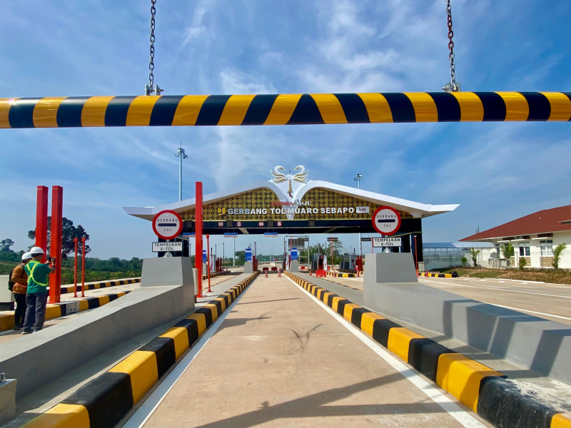 Gerbang Tol Muara Sebapo.