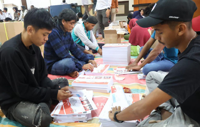 Saat melaksanakan proses penyortiran serta pelipatan kertas surat suara, KPU Muaro Jambi, menemukan ratusan surat suara yang rusak.