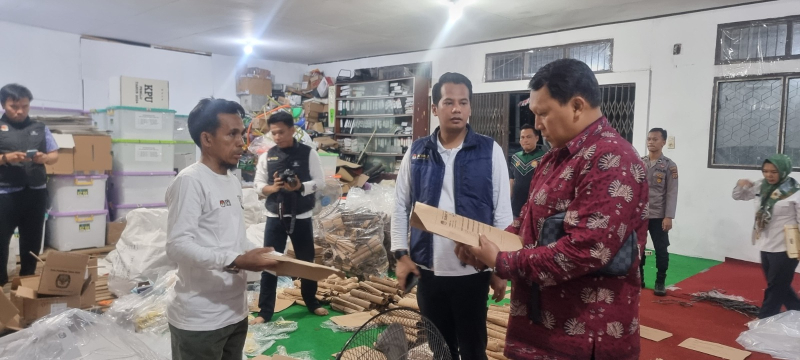 Komisioner KPU Provinsi Jambi, Suparmin melakukan supervisi dan monitoring pelipatan dan penyortiran surat suara di Kabupaten Batanghari. 