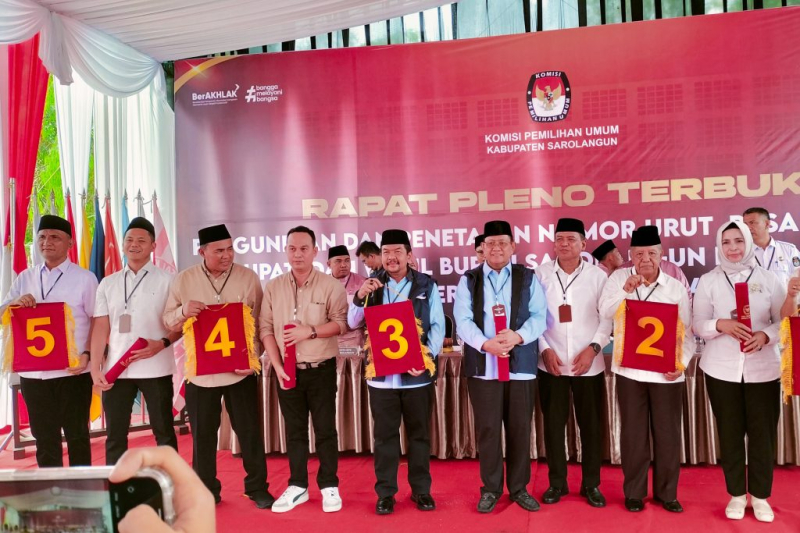 Pasangan calon bupati dan wakil bupati Sarolangun hadir saat rapat pleno pengundian nomor urut beberapa waktu lalu.