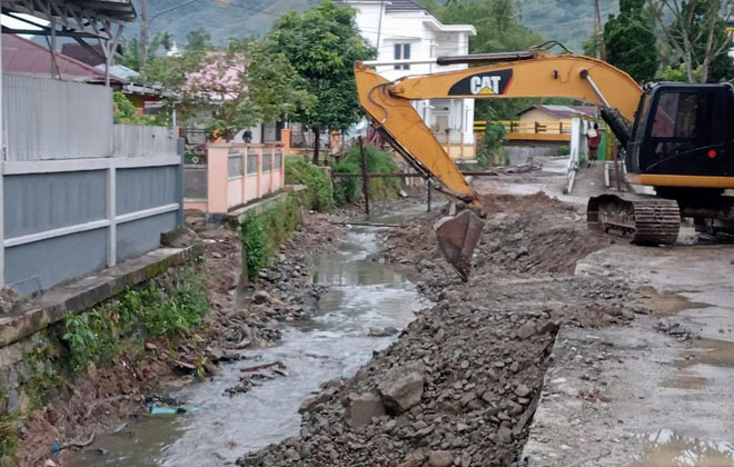 Pemkot Sungaipenuh saat sedang membangun jembatan untuk mengatasi bencana.