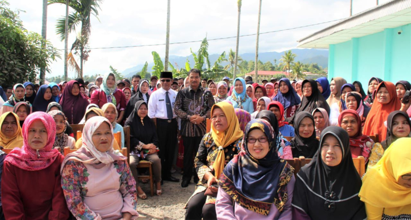 Ketua DPD Partai Gerindra Provinsi Jambi Dr. Ir. H. A.R. Sutan Adil Hendra, MM bersama para emak-emak dalam sebuah acara beberapa waktu lalu.