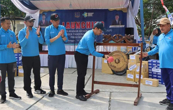 Pjs Bupati Tanjab Barat, dr. H. MHD. Fery Kusnadi, Sp. OG., saat melakukan pemukulan gong pada  peringatan HKN di halaman Kantor Dinas Kesehatan Kabupaten Tanjab Barat.