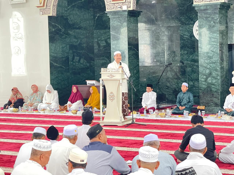 Ketua DPD Partai Gerindra Provinsi Jambi Dr. Ir. H.A.R. Sutan Adil Hendra, MM saat memberikan Tausiyah di salah satu masjid di Kota Jambi.